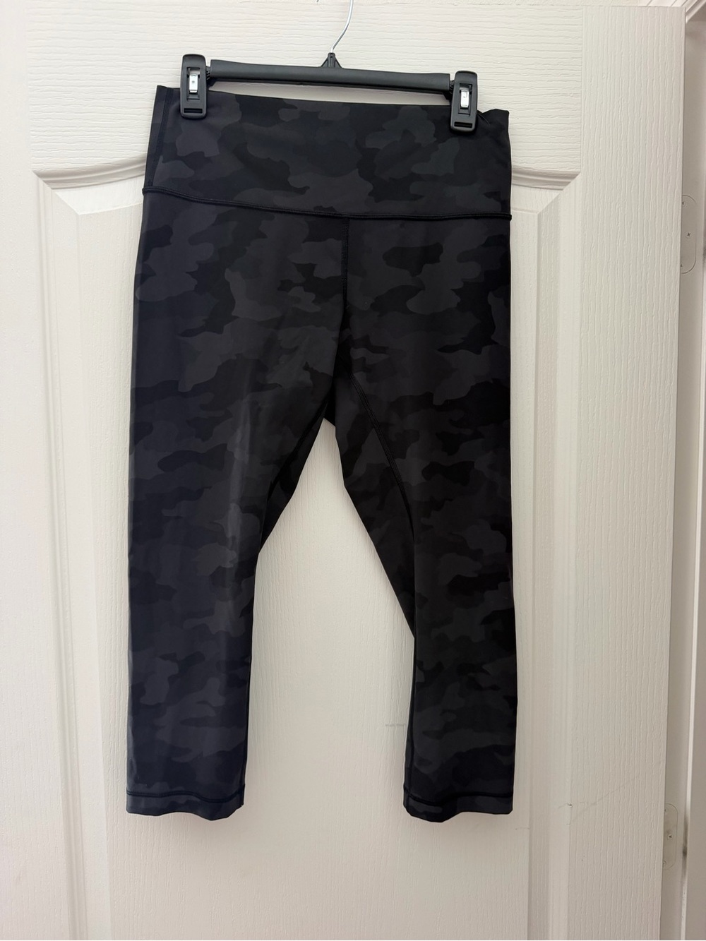 Lululemon Wonens Black Camo Active Leggings — cropped